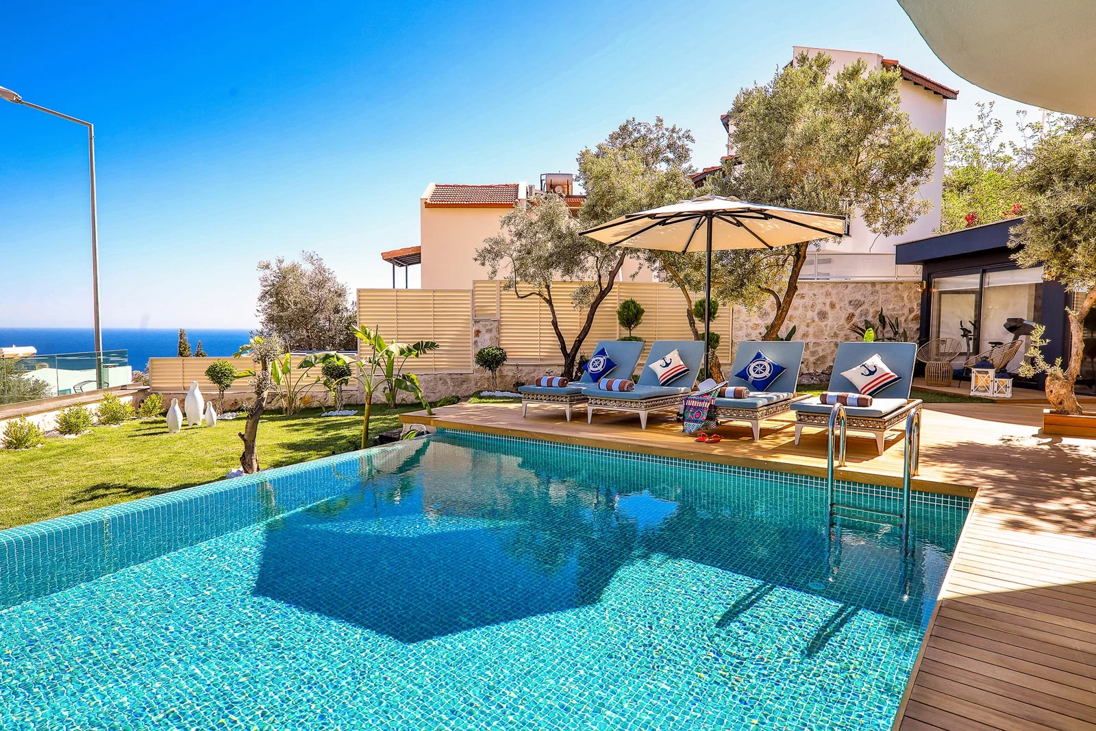 Kalkan’da Deniz Manzaralı, Özel Havuzlu, 4 Yatak Odalı, Lüks Villa
