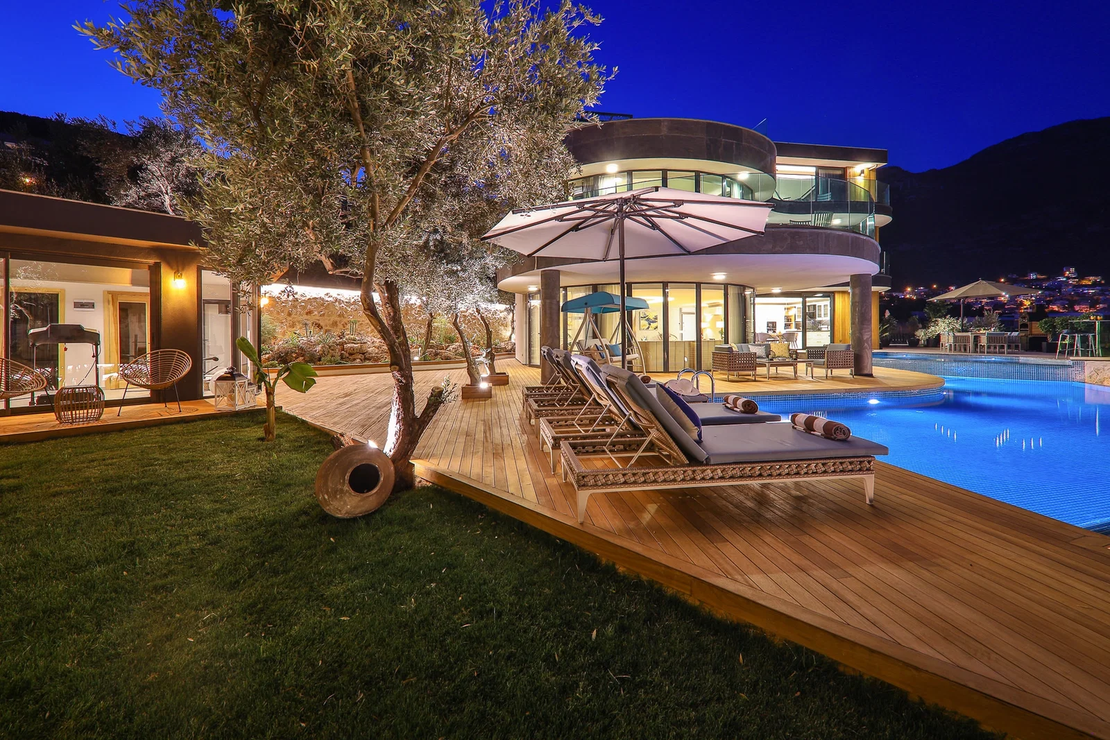 Kalkan’da Deniz Manzaralı, Özel Havuzlu, 4 Yatak Odalı, Lüks Villa