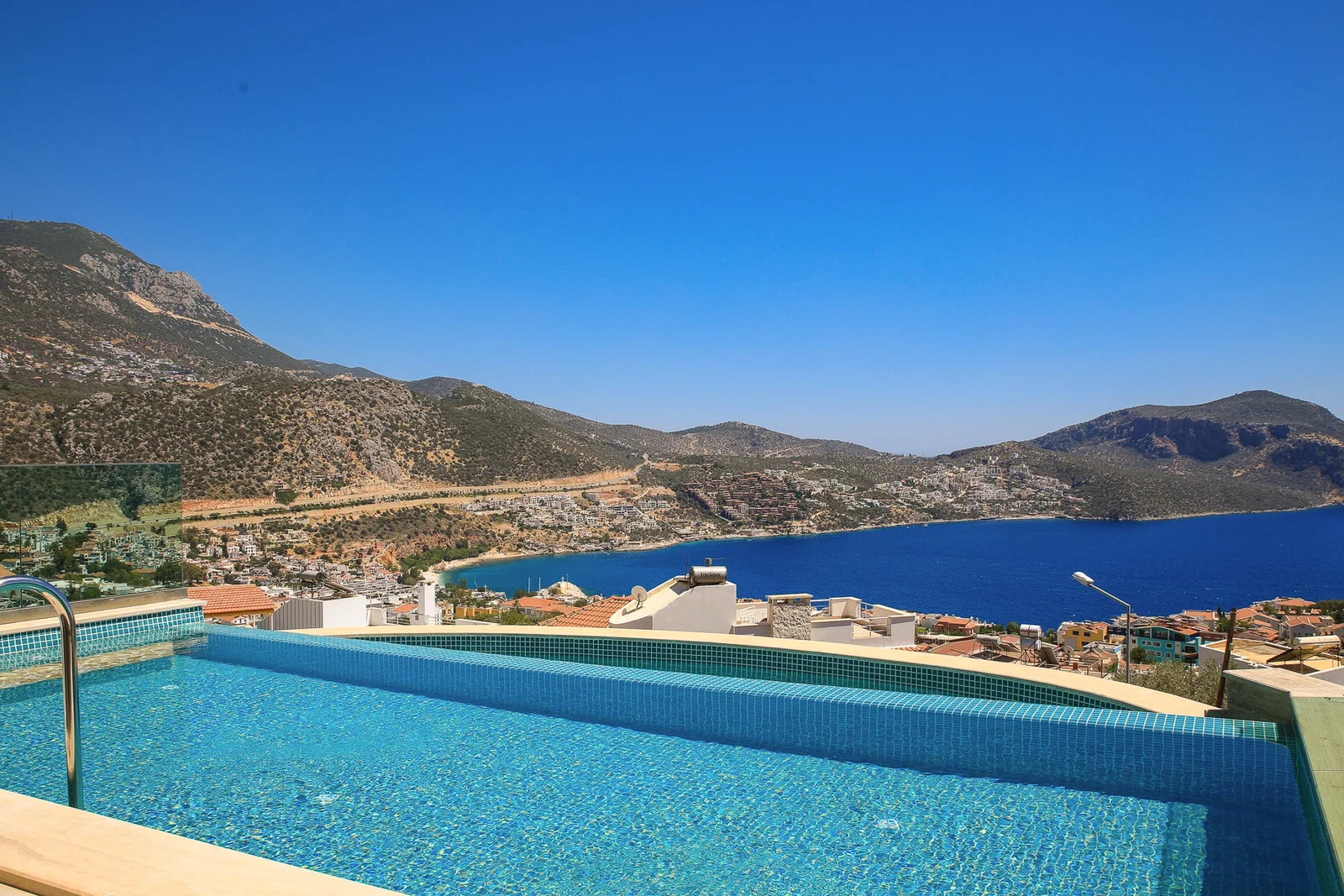 Kalkan’da Deniz Manzaralı, Özel Havuzlu, 4 Yatak Odalı, Lüks Villa