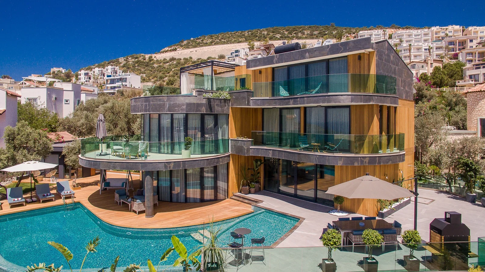 Kalkan’da Deniz Manzaralı, Özel Havuzlu, 4 Yatak Odalı, Lüks Villa
