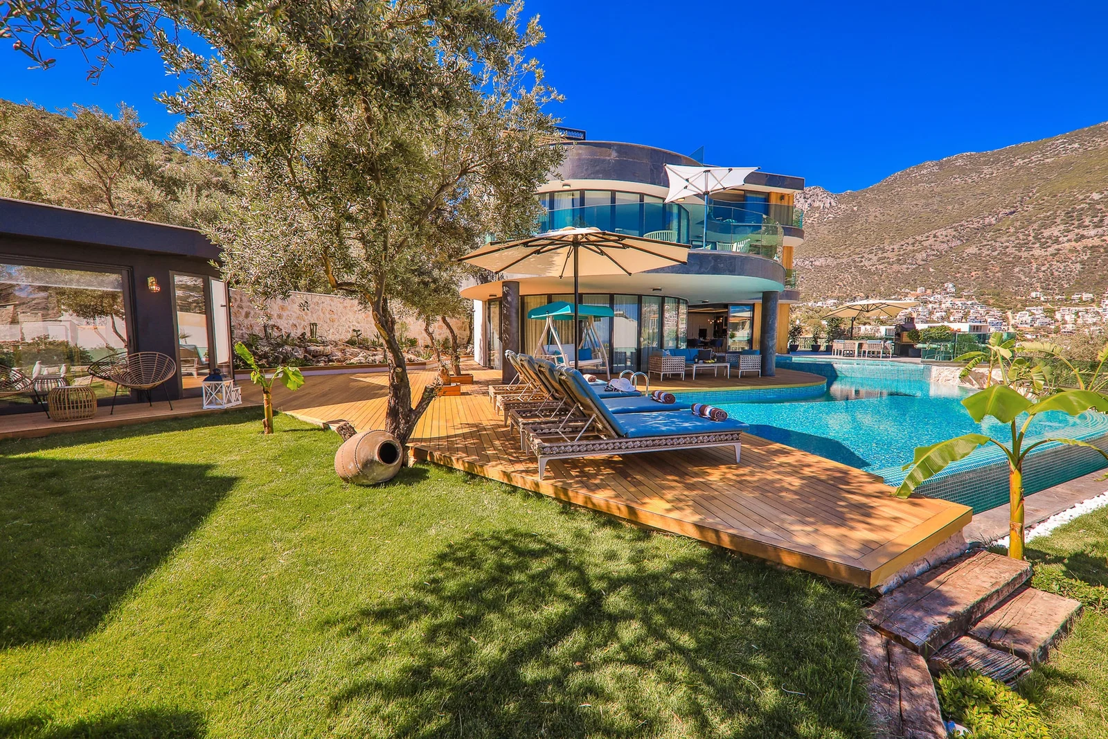 Kalkan’da Deniz Manzaralı, Özel Havuzlu, 4 Yatak Odalı, Lüks Villa