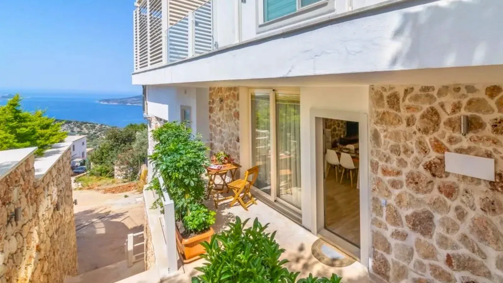Kalkan’da korunaklı havuzlu kiralık villa