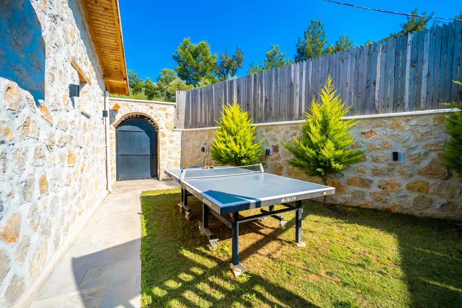 Kalkan’da Korunaklı, Isıtmalı Havuzlu, 2 Yatak Odalı, Kiralık Villa