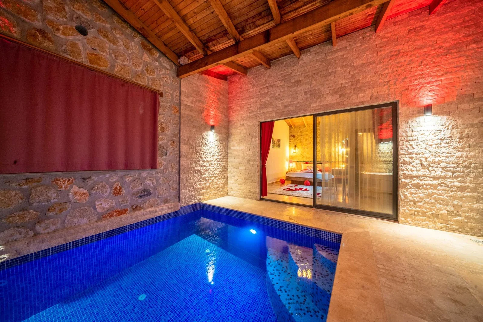 Kalkan’da Korunaklı, Isıtmalı Havuzlu, 2 Yatak Odalı, Kiralık Villa