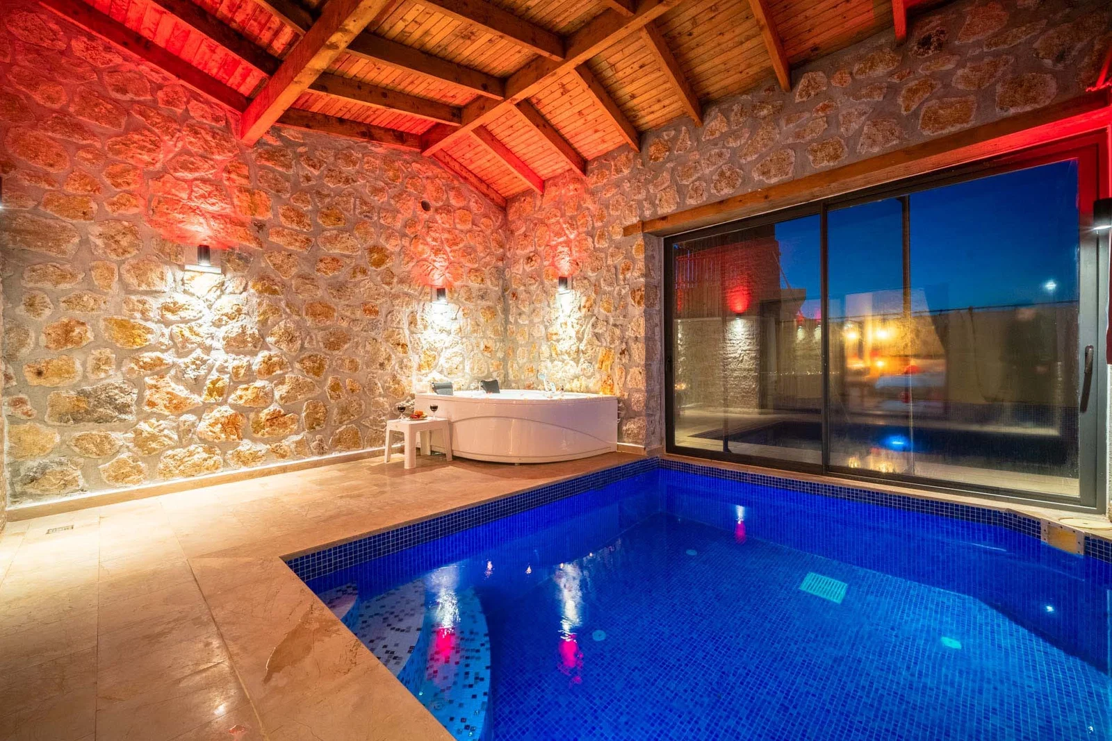 Kalkan’da Korunaklı, Isıtmalı Havuzlu, 2 Yatak Odalı, Kiralık Villa
