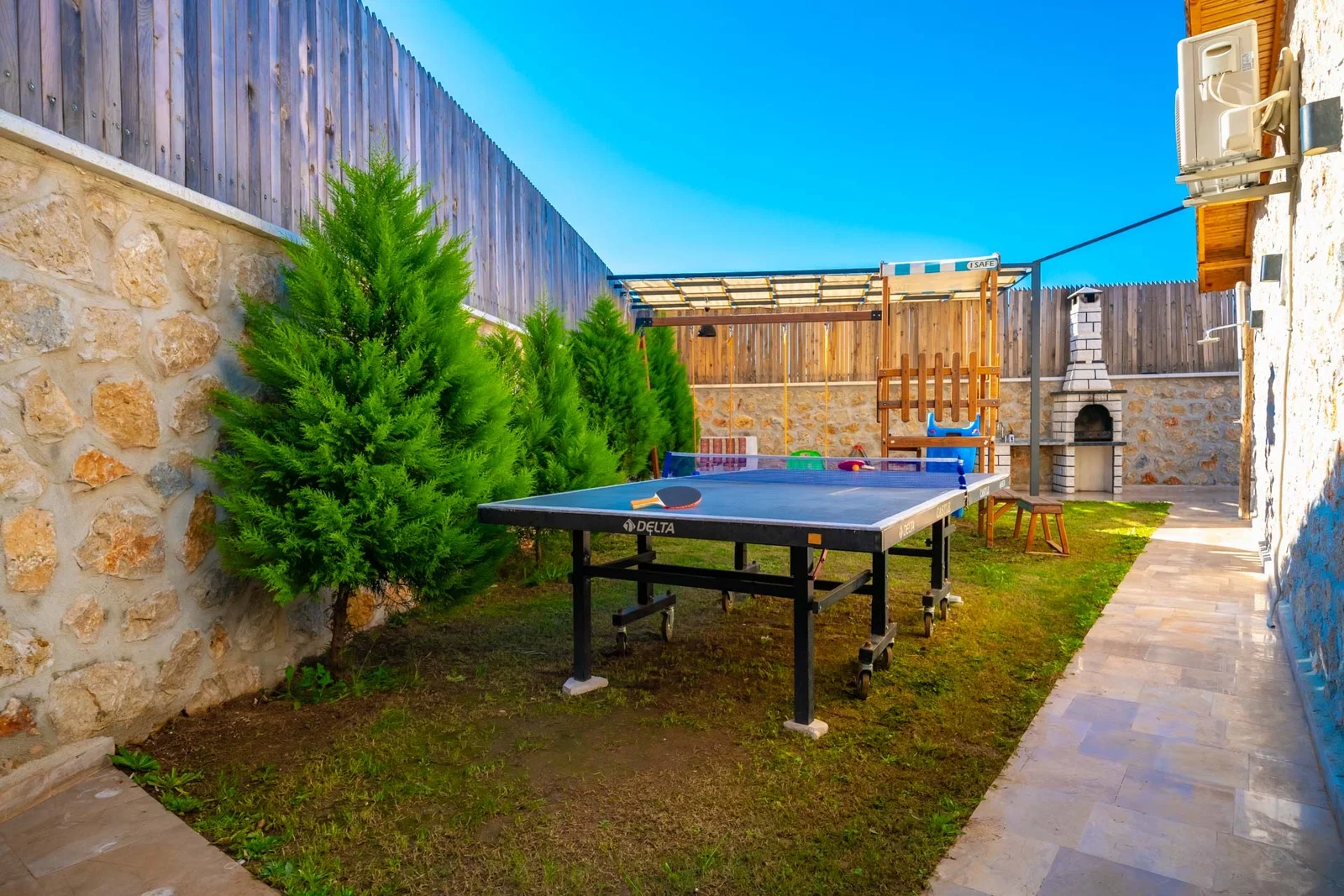 Kalkan’da Korunaklı, Isıtmalı Havuzlu, 2 Yatak Odalı, Kiralık Villa