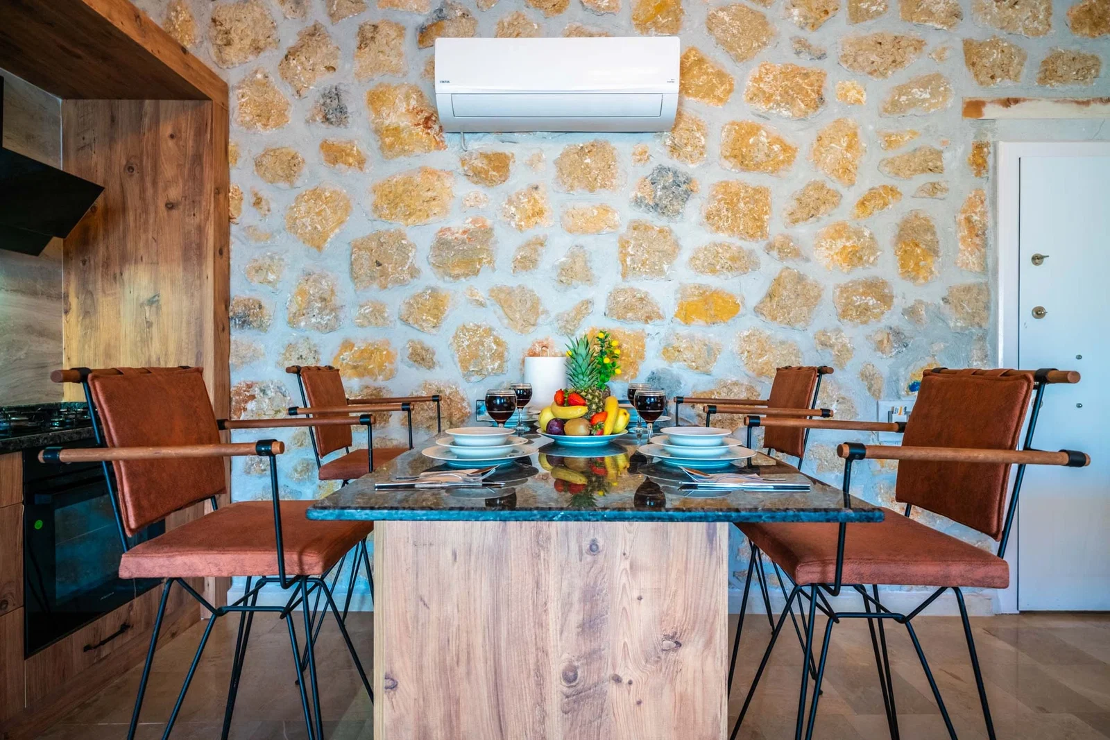 Kalkan’da Korunaklı, Isıtmalı Havuzlu, 2 Yatak Odalı, Kiralık Villa