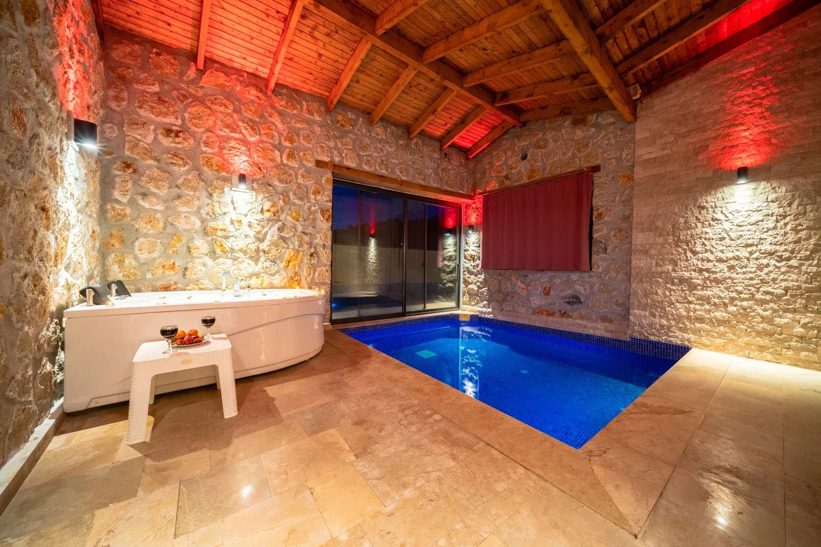 Kalkan’da Korunaklı, Isıtmalı Havuzlu, 2 Yatak Odalı, Kiralık Villa