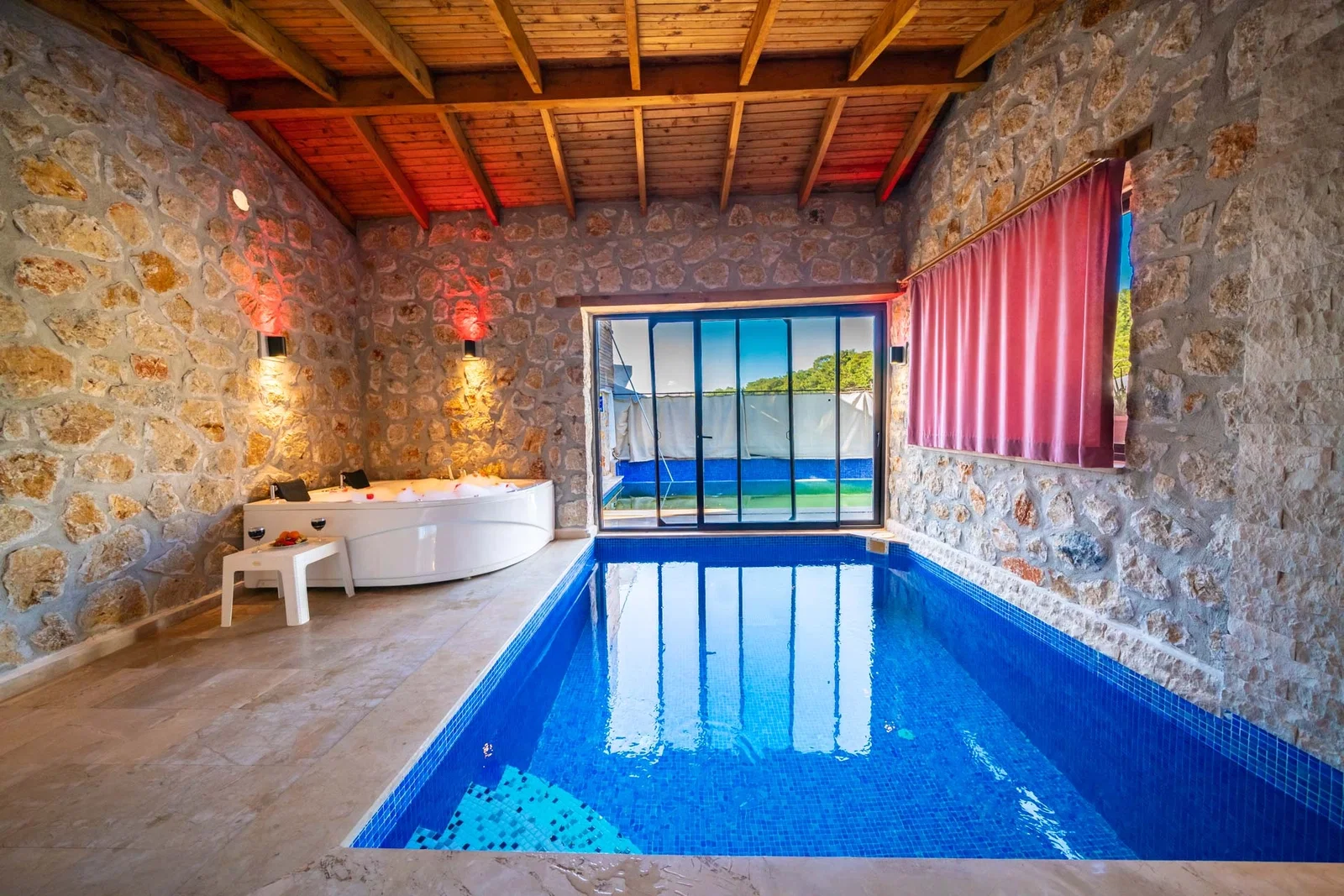 Kalkan’da Korunaklı, Isıtmalı Havuzlu, 2 Yatak Odalı, Kiralık Villa