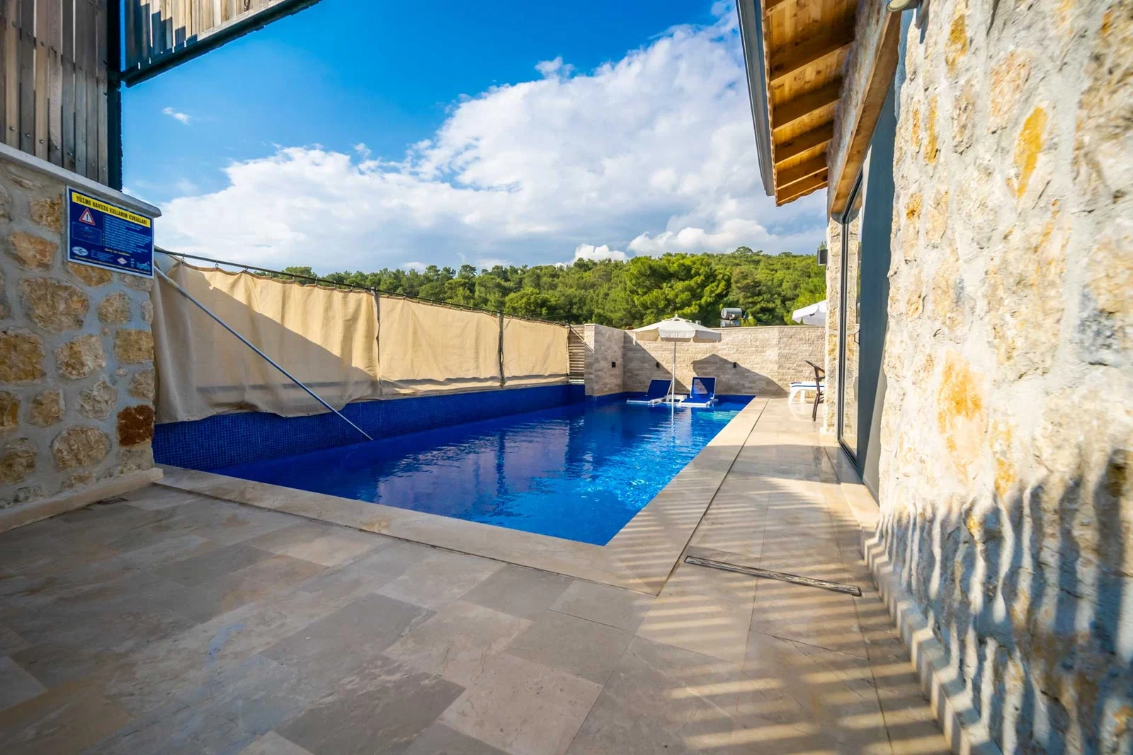 Kalkan’da Korunaklı, Isıtmalı Havuzlu, 2 Yatak Odalı, Kiralık Villa