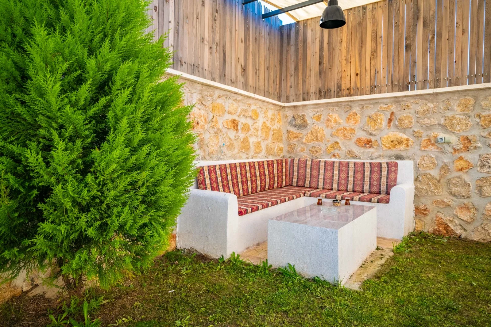 Kalkan’da Korunaklı, Isıtmalı Havuzlu, 2 Yatak Odalı, Kiralık Villa