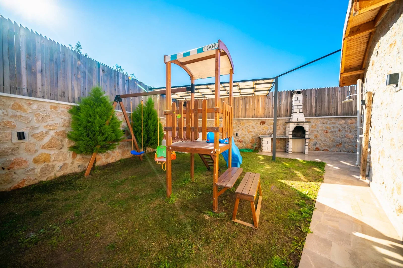 Kalkan’da Korunaklı, Isıtmalı Havuzlu, 2 Yatak Odalı, Kiralık Villa