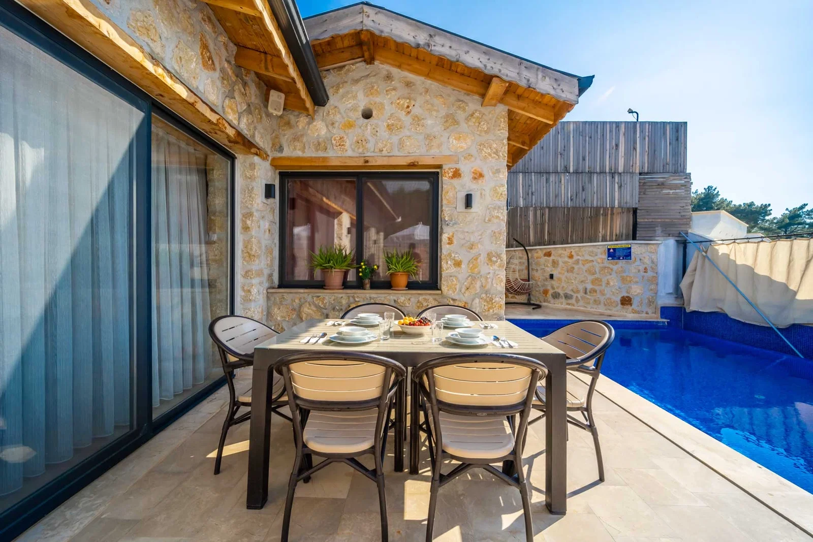 Kalkan’da Korunaklı, Isıtmalı Havuzlu, 2 Yatak Odalı, Kiralık Villa