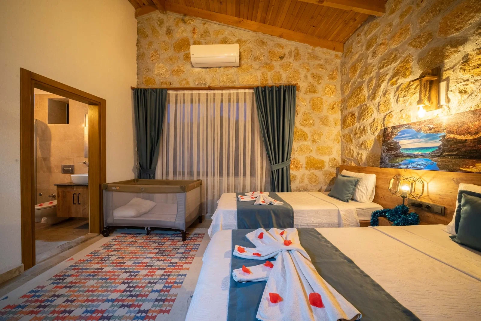 Kalkan’da Korunaklı, Isıtmalı Havuzlu, 2 Yatak Odalı, Kiralık Villa