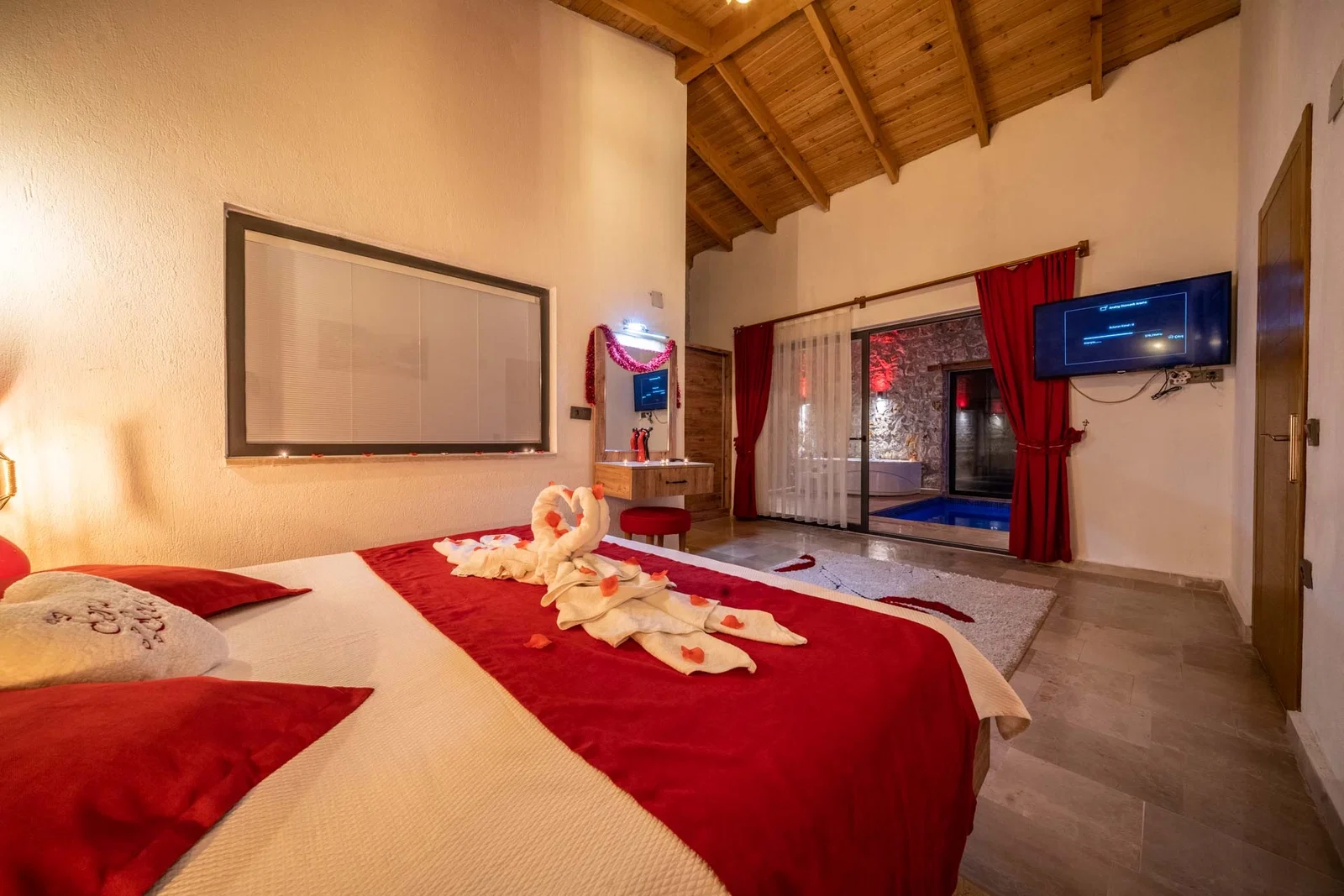 Kalkan’da Korunaklı, Isıtmalı Havuzlu, 2 Yatak Odalı, Kiralık Villa