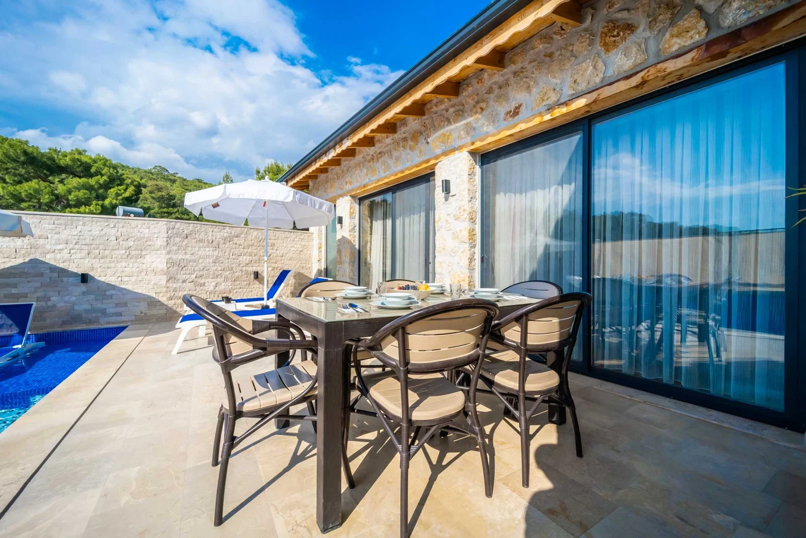 Kalkan’da Korunaklı, Isıtmalı Havuzlu, 2 Yatak Odalı, Kiralık Villa