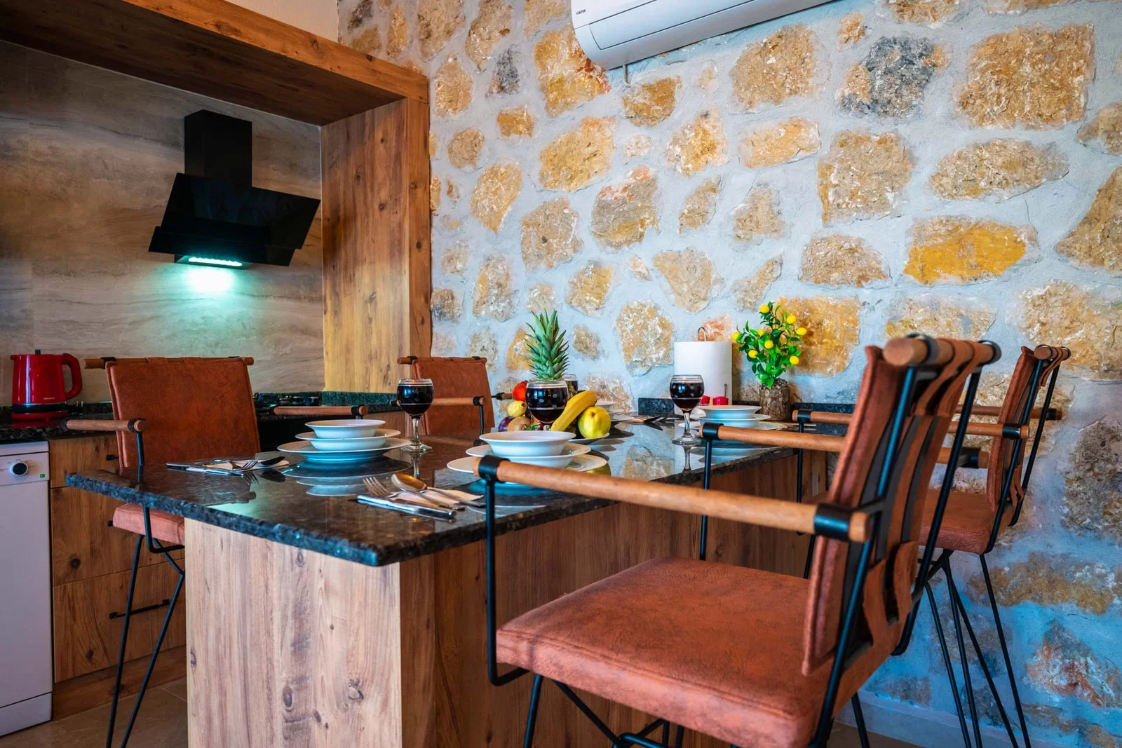 Kalkan’da Korunaklı, Isıtmalı Havuzlu, 2 Yatak Odalı, Kiralık Villa