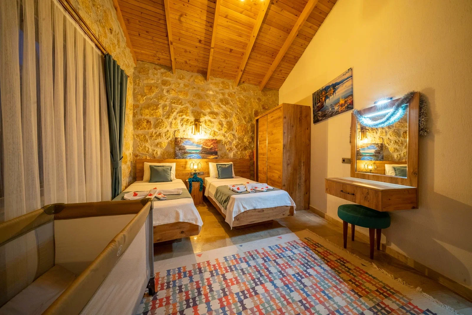 Kalkan’da Korunaklı, Isıtmalı Havuzlu, 2 Yatak Odalı, Kiralık Villa