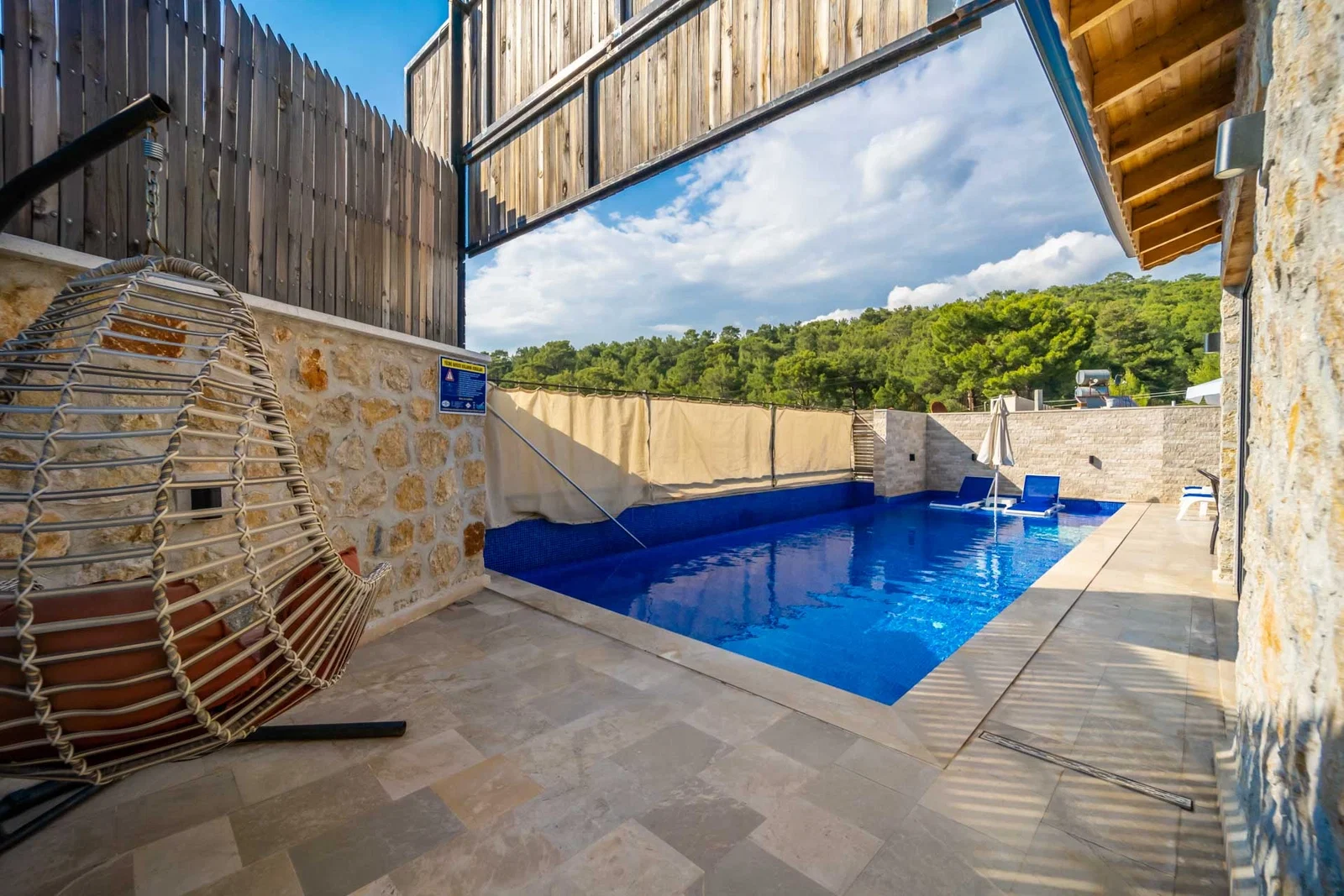 Kalkan’da Korunaklı, Isıtmalı Havuzlu, 2 Yatak Odalı, Kiralık Villa