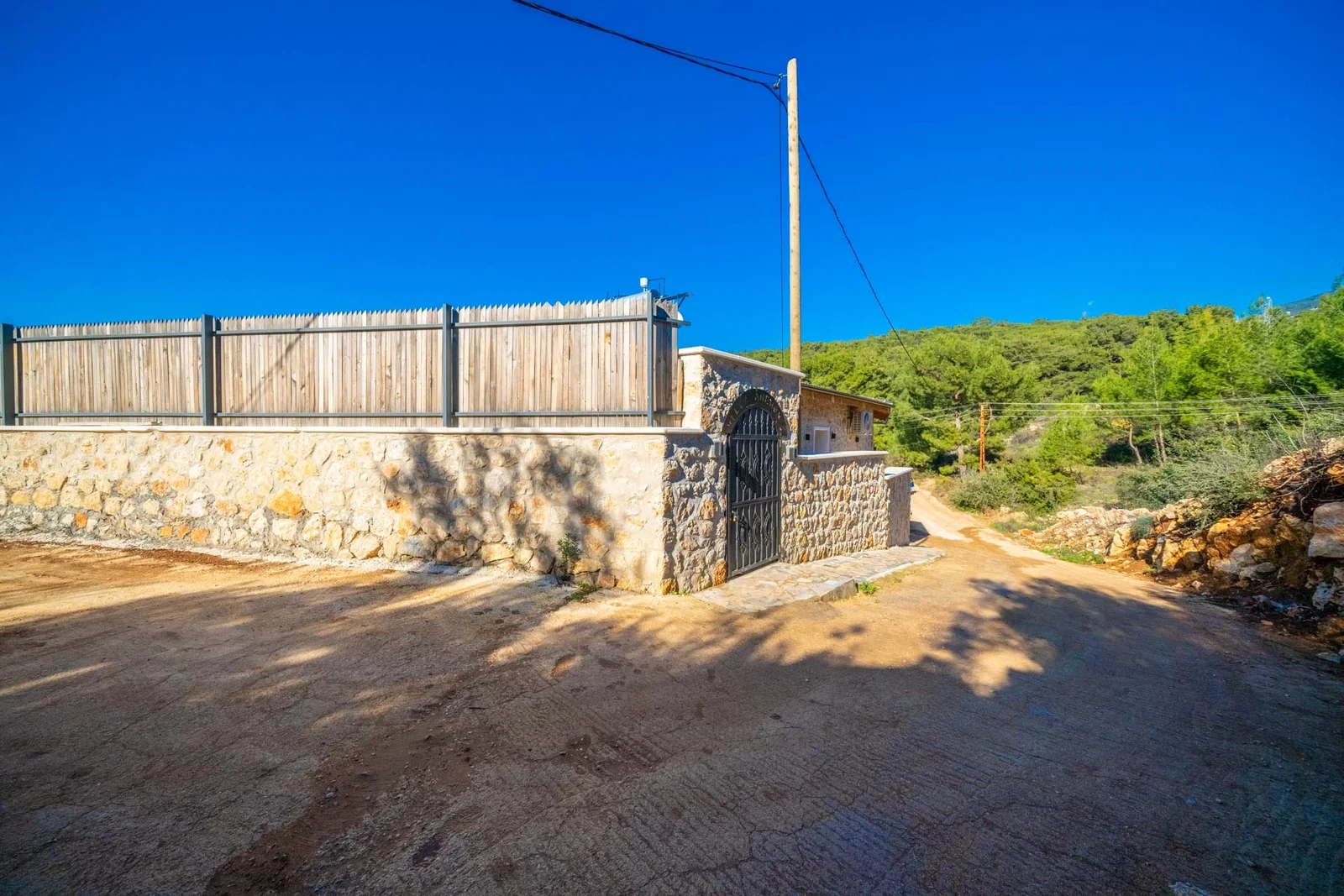 Kalkan’da Korunaklı, Isıtmalı Havuzlu, 2 Yatak Odalı, Kiralık Villa