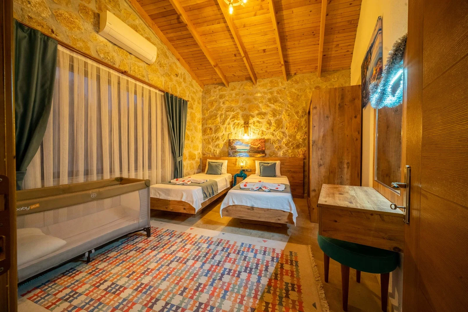 Kalkan’da Korunaklı, Isıtmalı Havuzlu, 2 Yatak Odalı, Kiralık Villa
