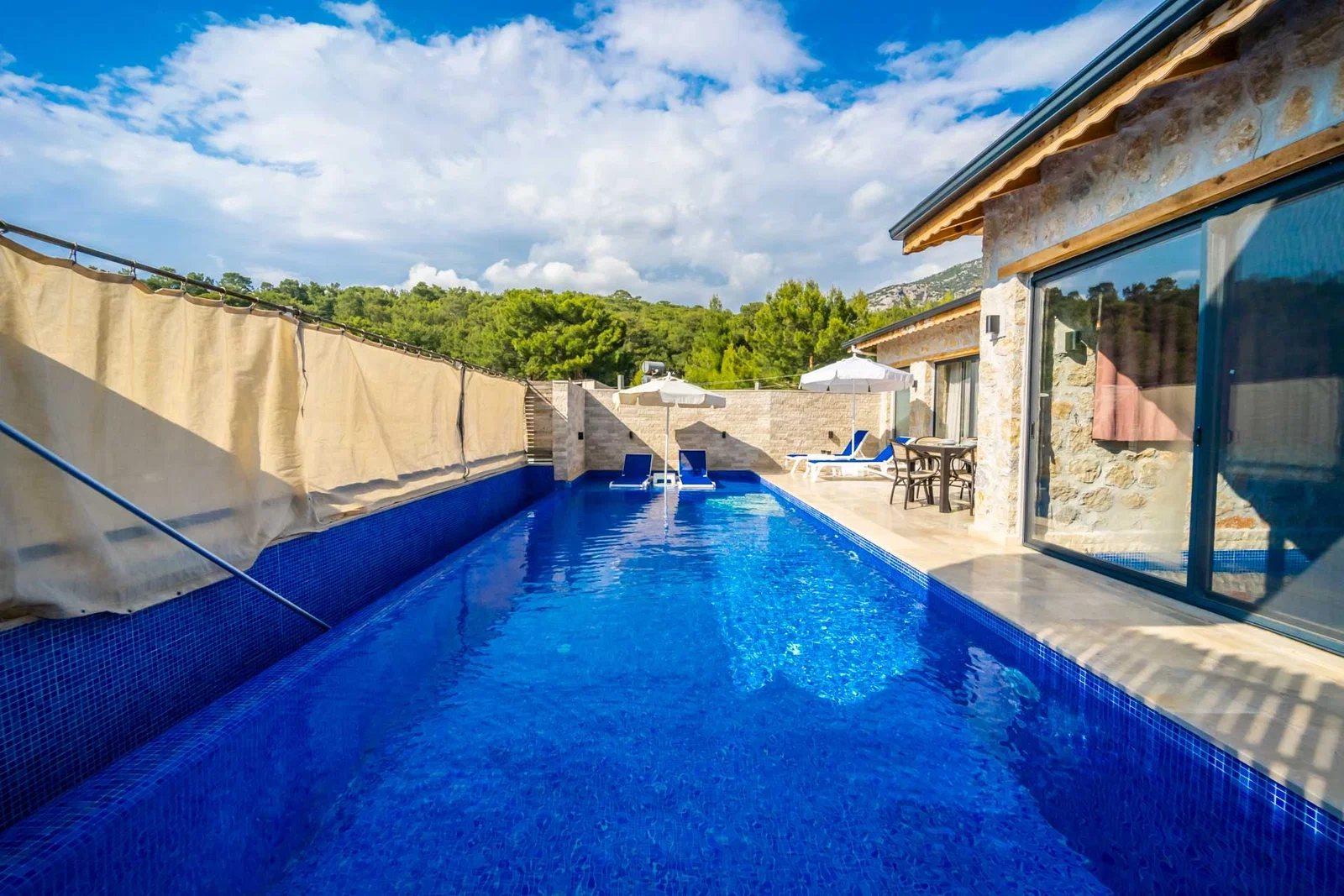 Kalkan’da Korunaklı, Isıtmalı Havuzlu, 2 Yatak Odalı, Kiralık Villa