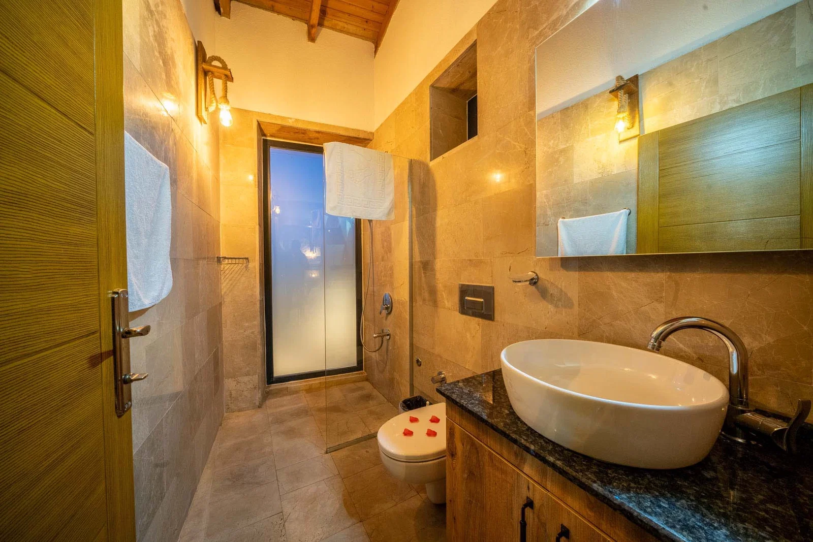 Kalkan’da Korunaklı, Isıtmalı Havuzlu, 2 Yatak Odalı, Kiralık Villa