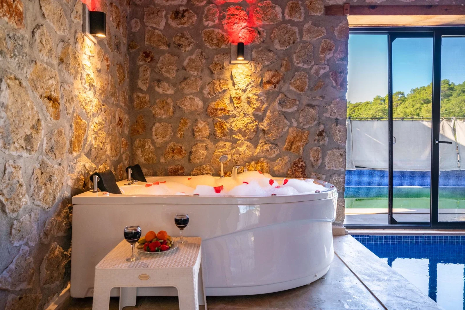 Kalkan’da Korunaklı, Isıtmalı Havuzlu, 2 Yatak Odalı, Kiralık Villa