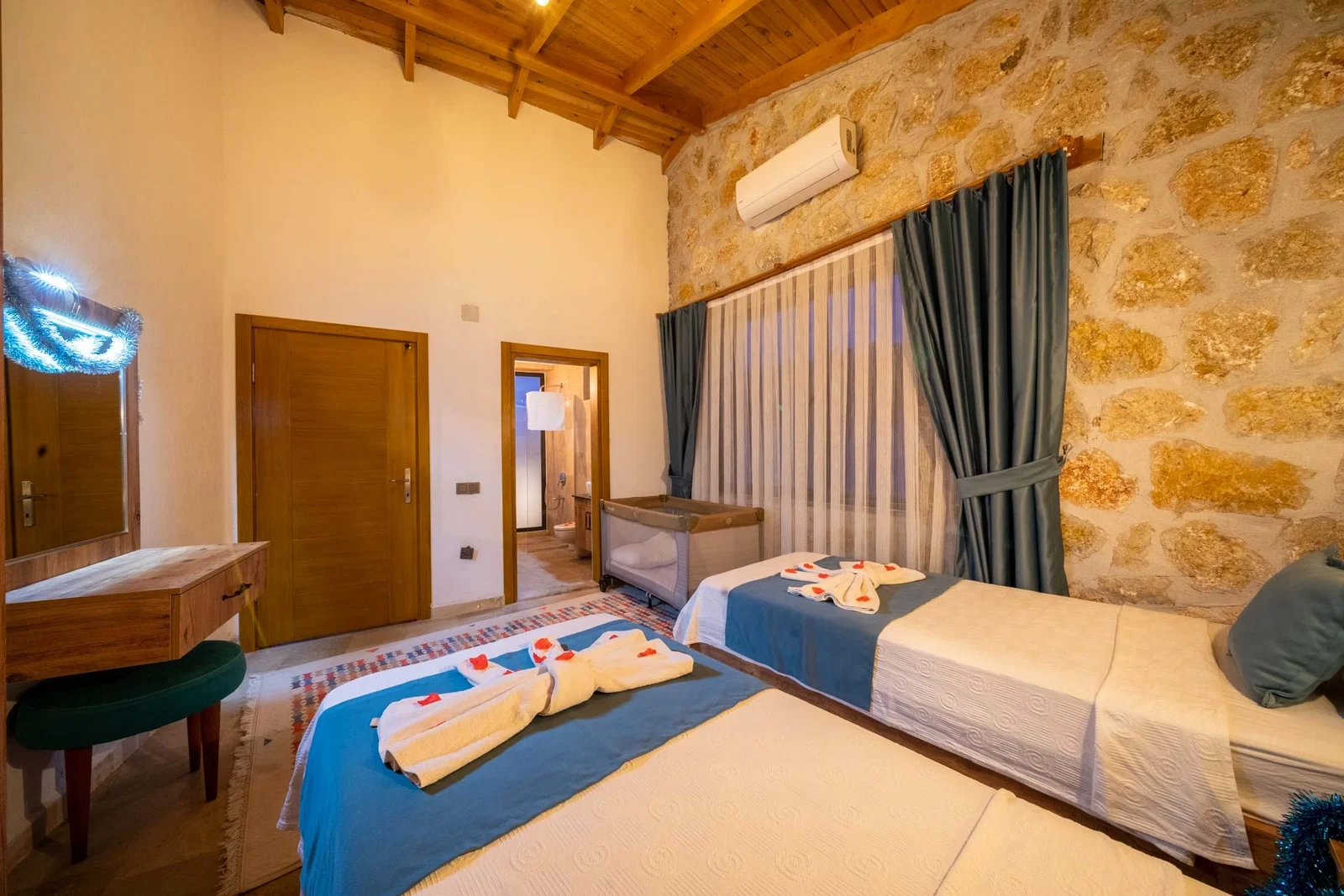 Kalkan’da Korunaklı, Isıtmalı Havuzlu, 2 Yatak Odalı, Kiralık Villa