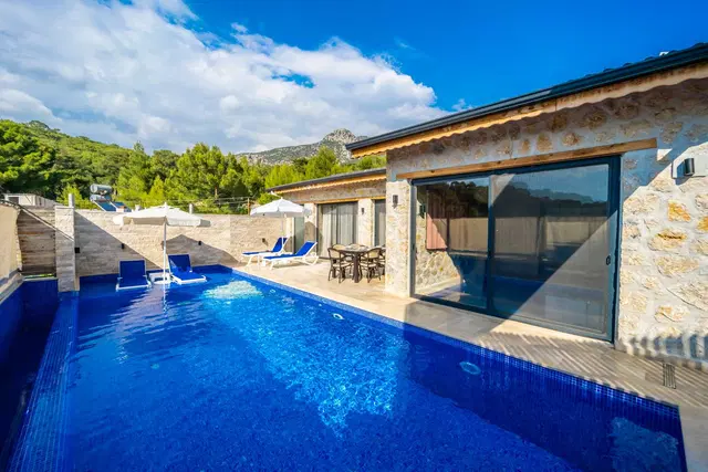 Kalkan’da Korunaklı, Isıtmalı Havuzlu, 2 Yatak Odalı, Kiralık Villa
