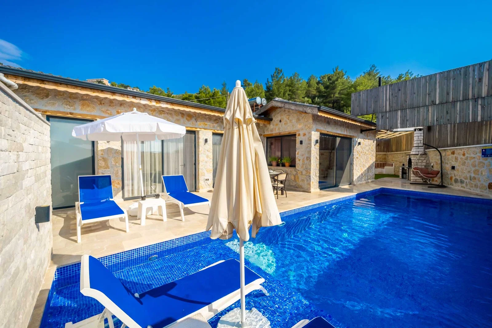 Kalkan’da Korunaklı, Isıtmalı Havuzlu, 2 Yatak Odalı, Kiralık Villa