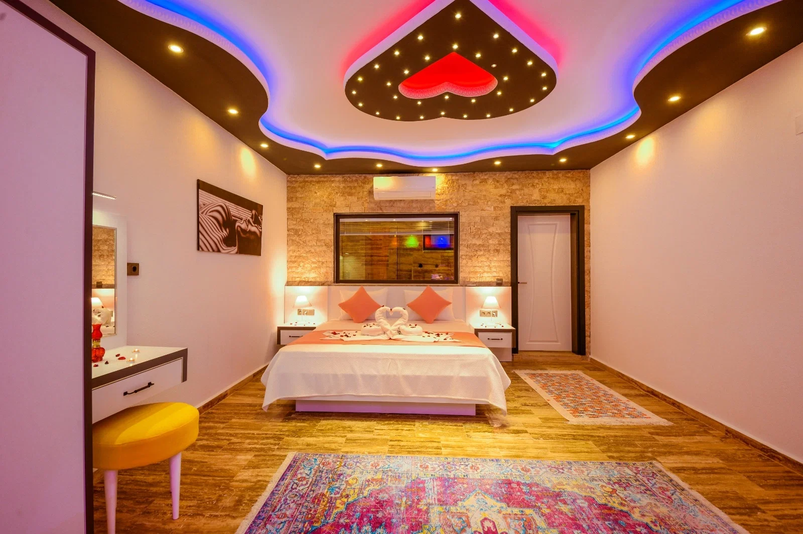 Kalkan’da Korunaklı, Isıtmalı Havuzlu, 2 Yatak Odalı, Kiralık Villa