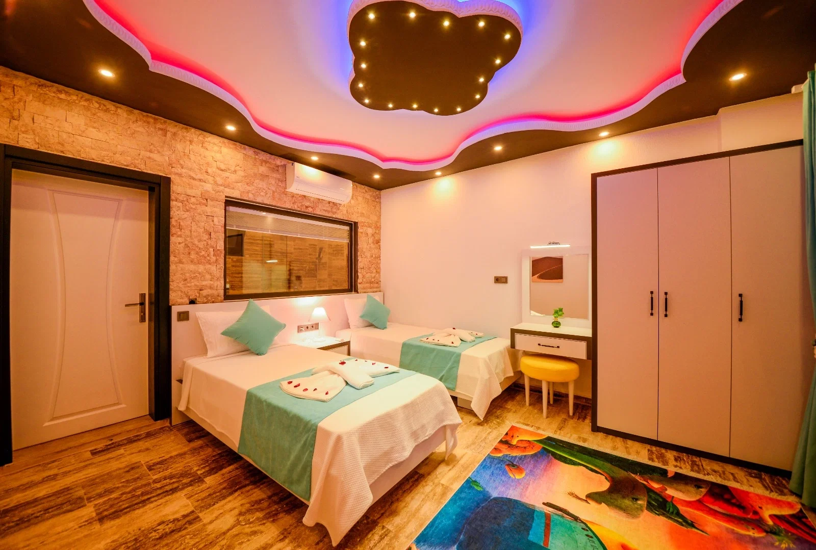Kalkan’da Korunaklı, Isıtmalı Havuzlu, 2 Yatak Odalı, Kiralık Villa