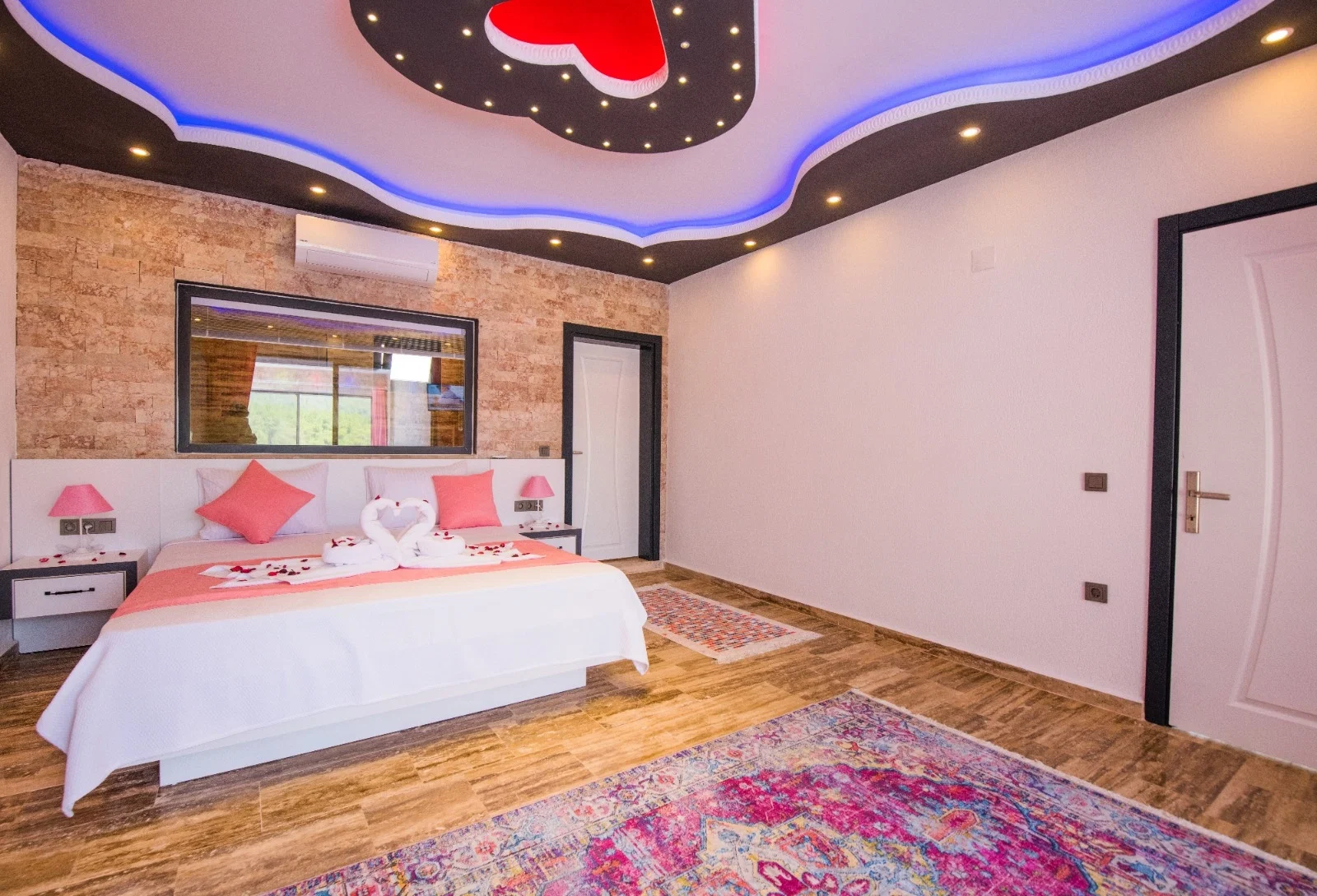 Kalkan’da Korunaklı, Isıtmalı Havuzlu, 2 Yatak Odalı, Kiralık Villa