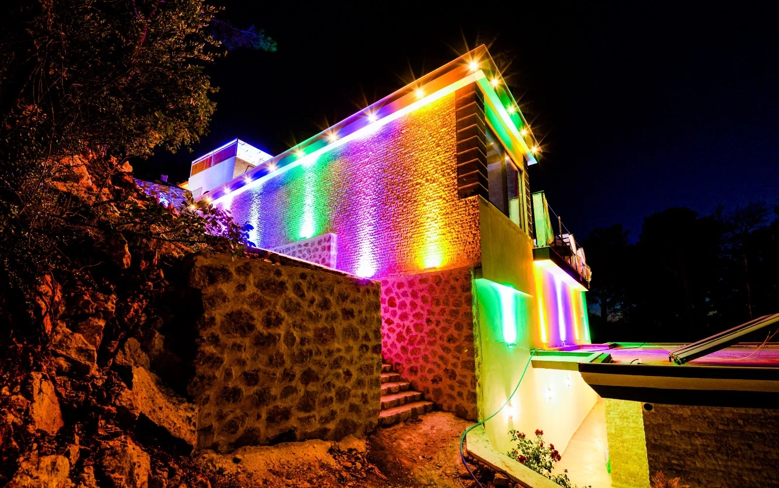 Kalkan’da Korunaklı, Isıtmalı Havuzlu, 2 Yatak Odalı, Kiralık Villa