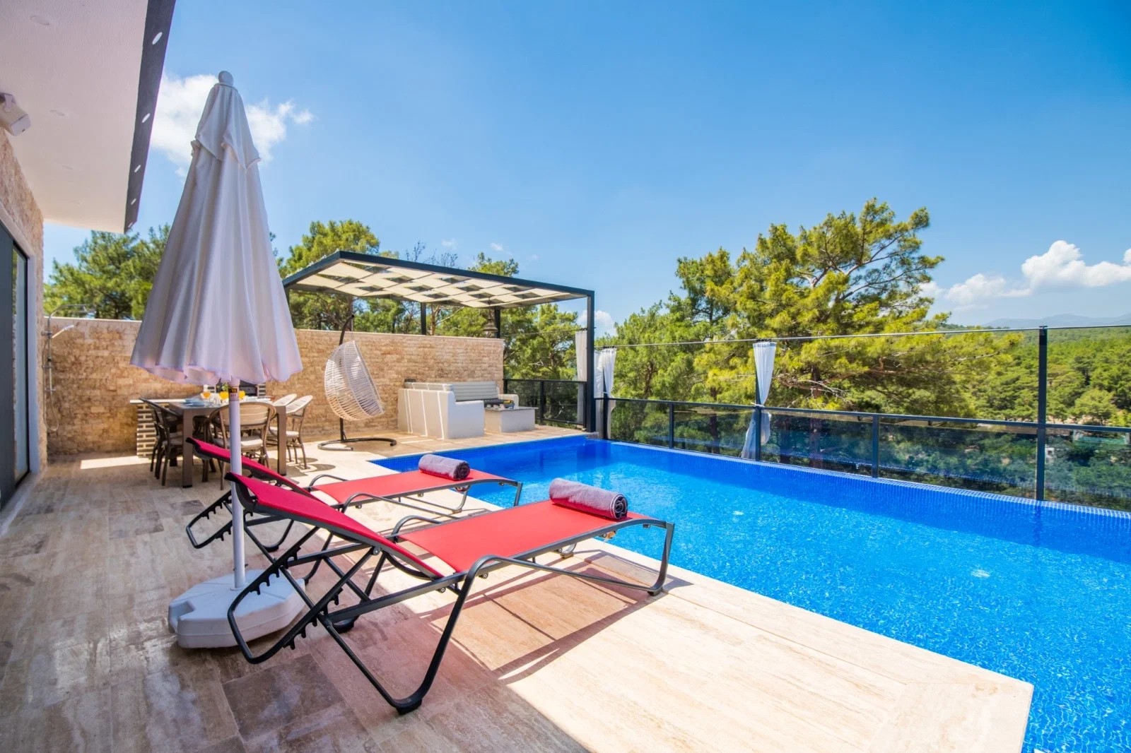 Kalkan’da Korunaklı, Isıtmalı Havuzlu, 2 Yatak Odalı, Kiralık Villa