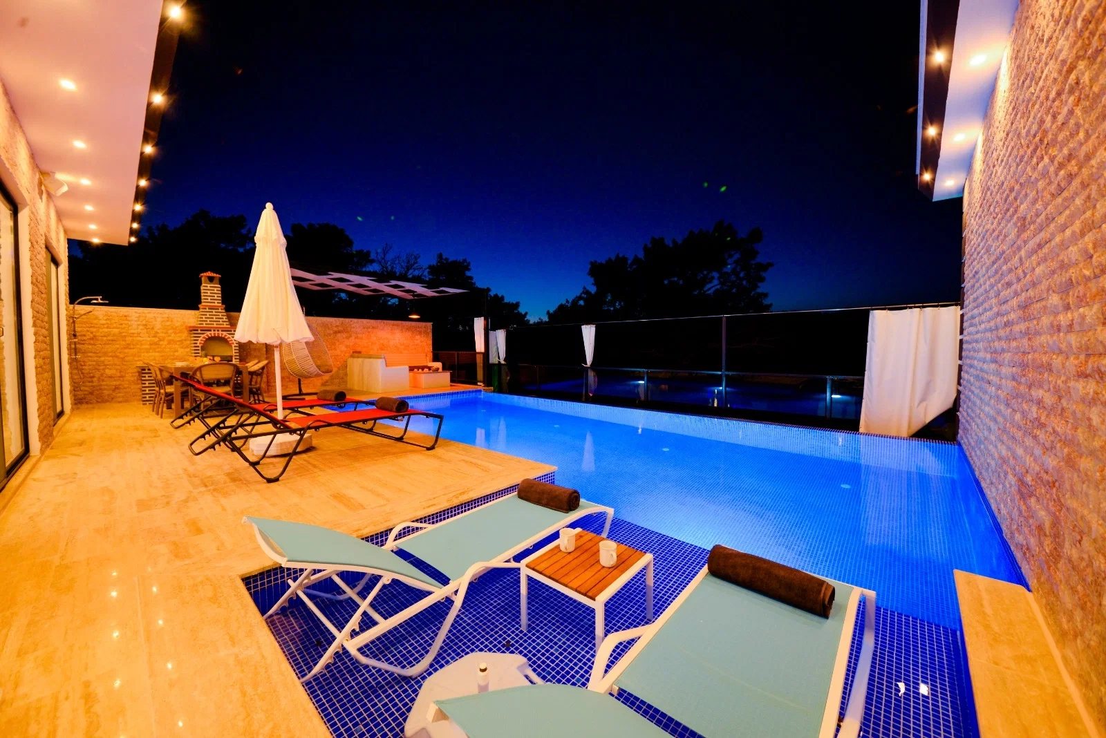 Kalkan’da Korunaklı, Isıtmalı Havuzlu, 2 Yatak Odalı, Kiralık Villa