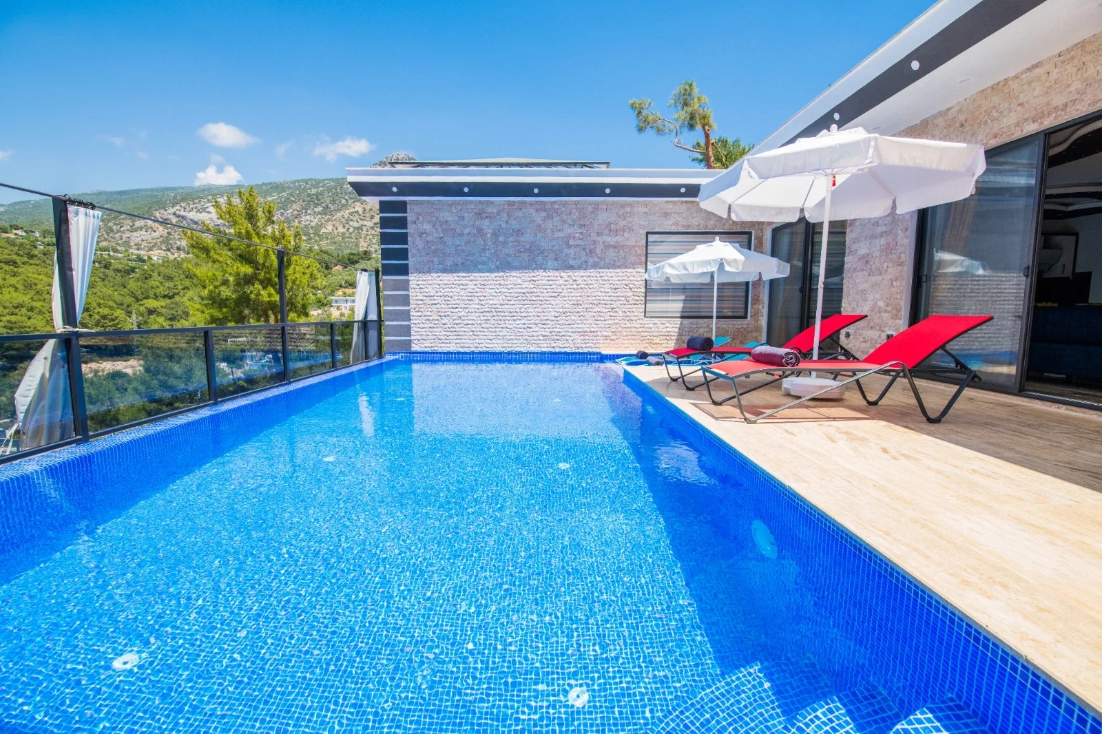 Kalkan’da Korunaklı, Isıtmalı Havuzlu, 2 Yatak Odalı, Kiralık Villa