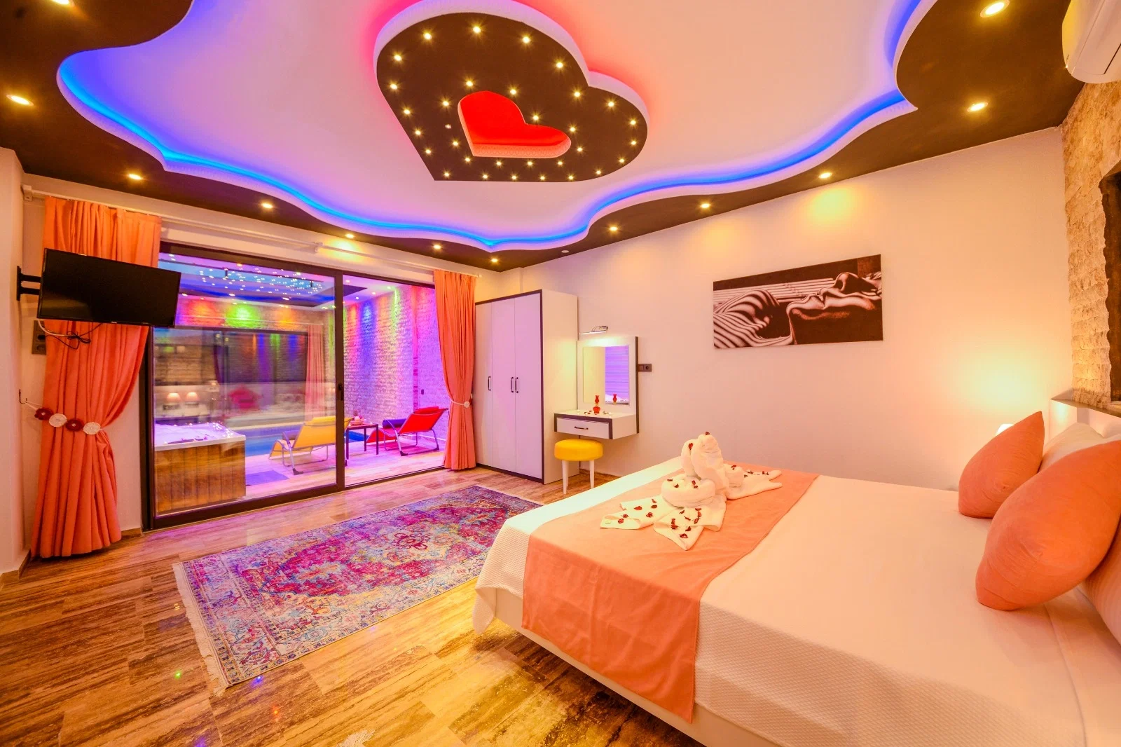 Kalkan’da Korunaklı, Isıtmalı Havuzlu, 2 Yatak Odalı, Kiralık Villa