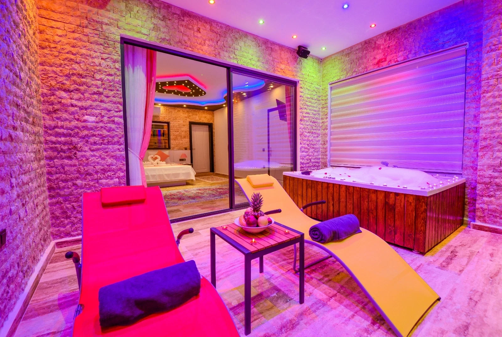 Kalkan’da Korunaklı, Isıtmalı Havuzlu, 2 Yatak Odalı, Kiralık Villa