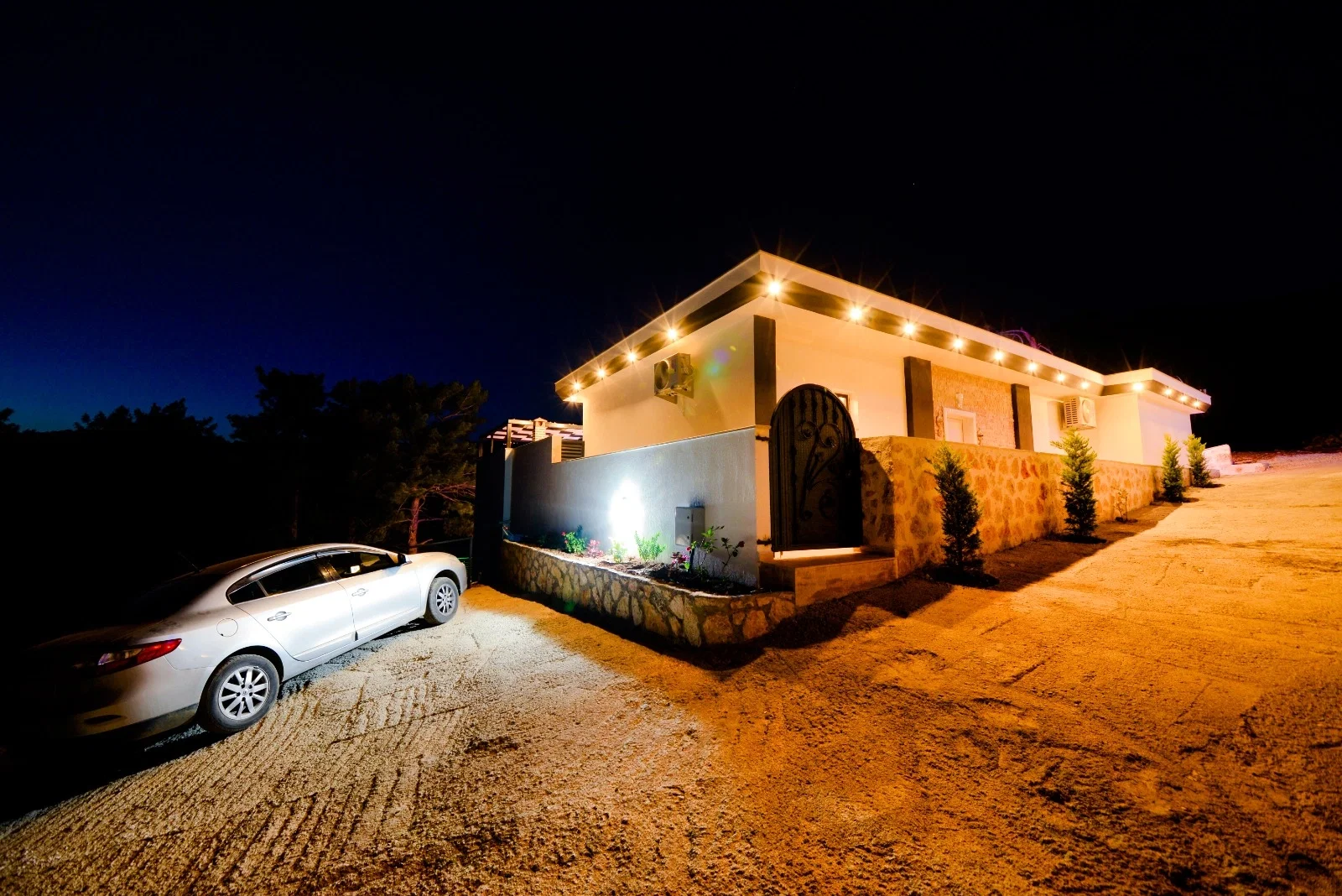 Kalkan’da Korunaklı, Isıtmalı Havuzlu, 2 Yatak Odalı, Kiralık Villa