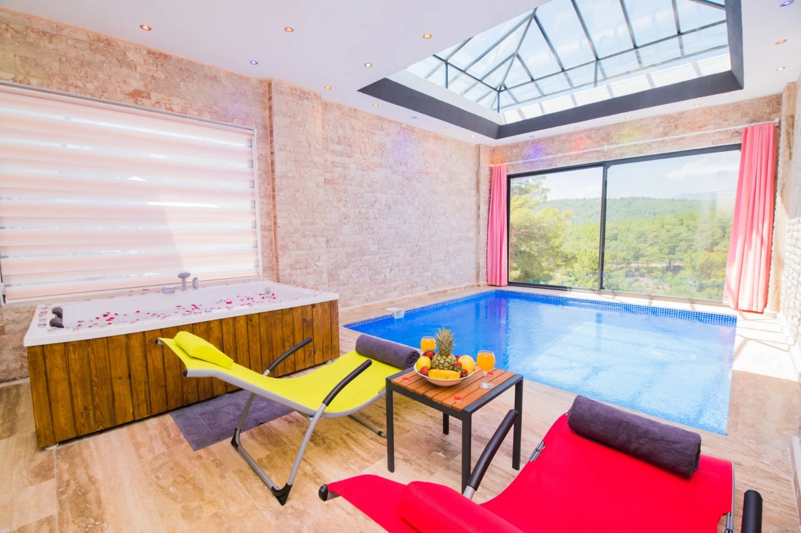 Kalkan’da Korunaklı, Isıtmalı Havuzlu, 2 Yatak Odalı, Kiralık Villa