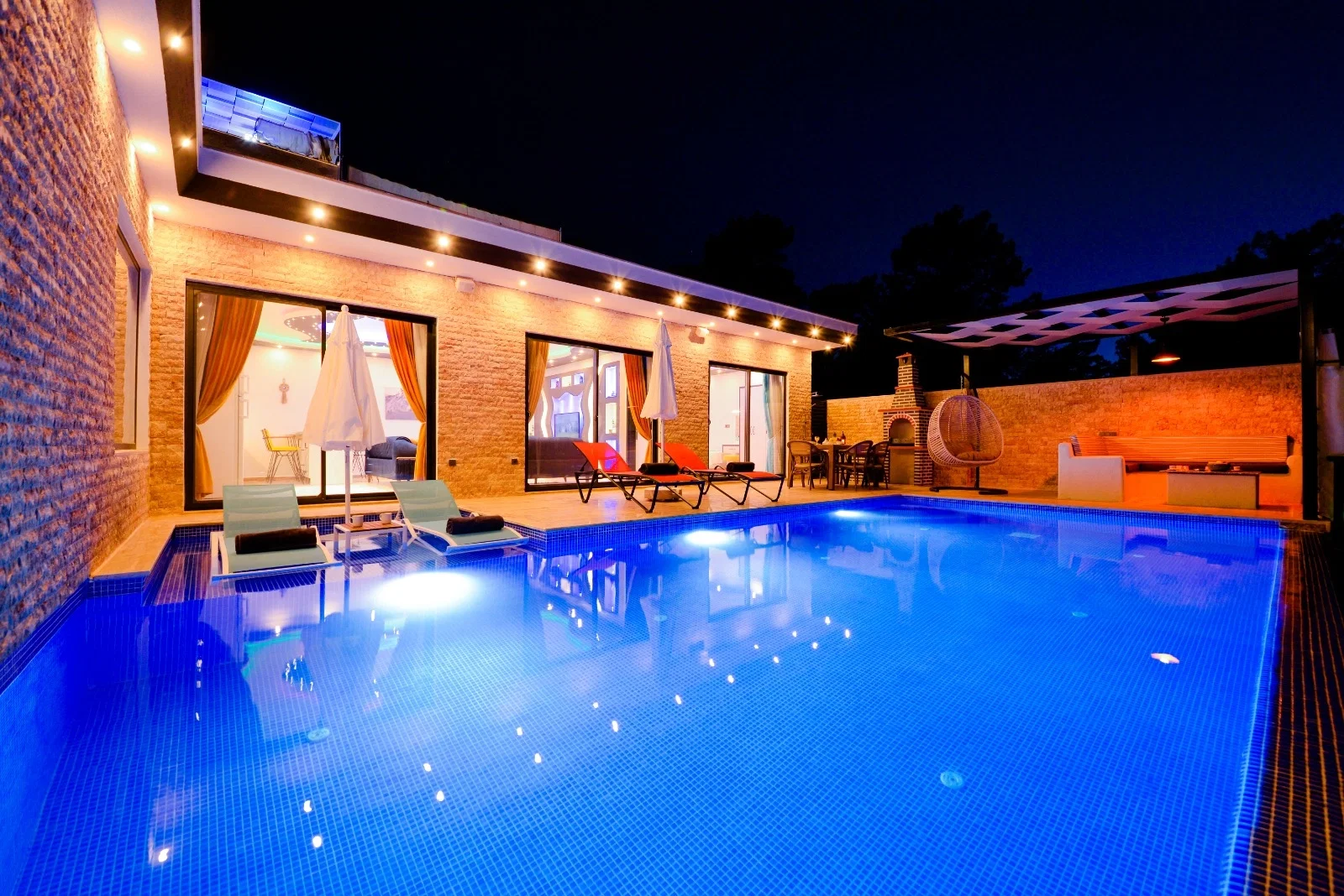 Kalkan’da Korunaklı, Isıtmalı Havuzlu, 2 Yatak Odalı, Kiralık Villa