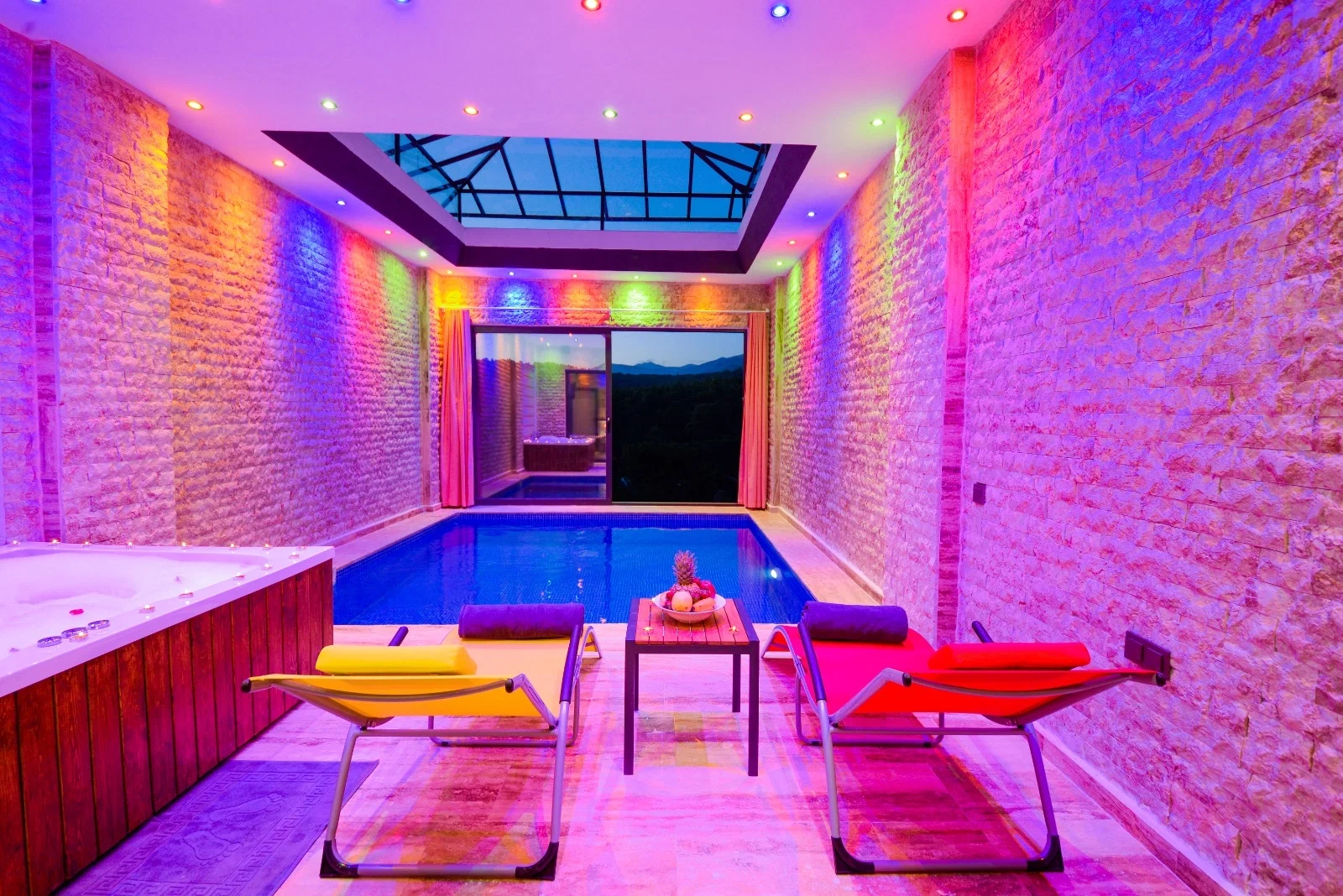 Kalkan’da Korunaklı, Isıtmalı Havuzlu, 2 Yatak Odalı, Kiralık Villa