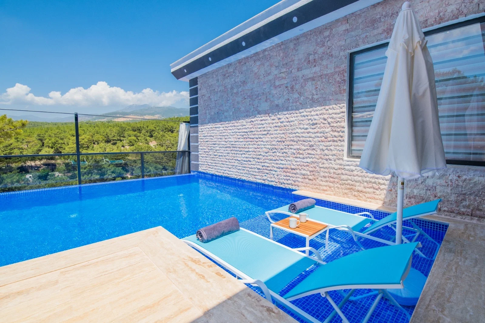 Kalkan’da Korunaklı, Isıtmalı Havuzlu, 2 Yatak Odalı, Kiralık Villa