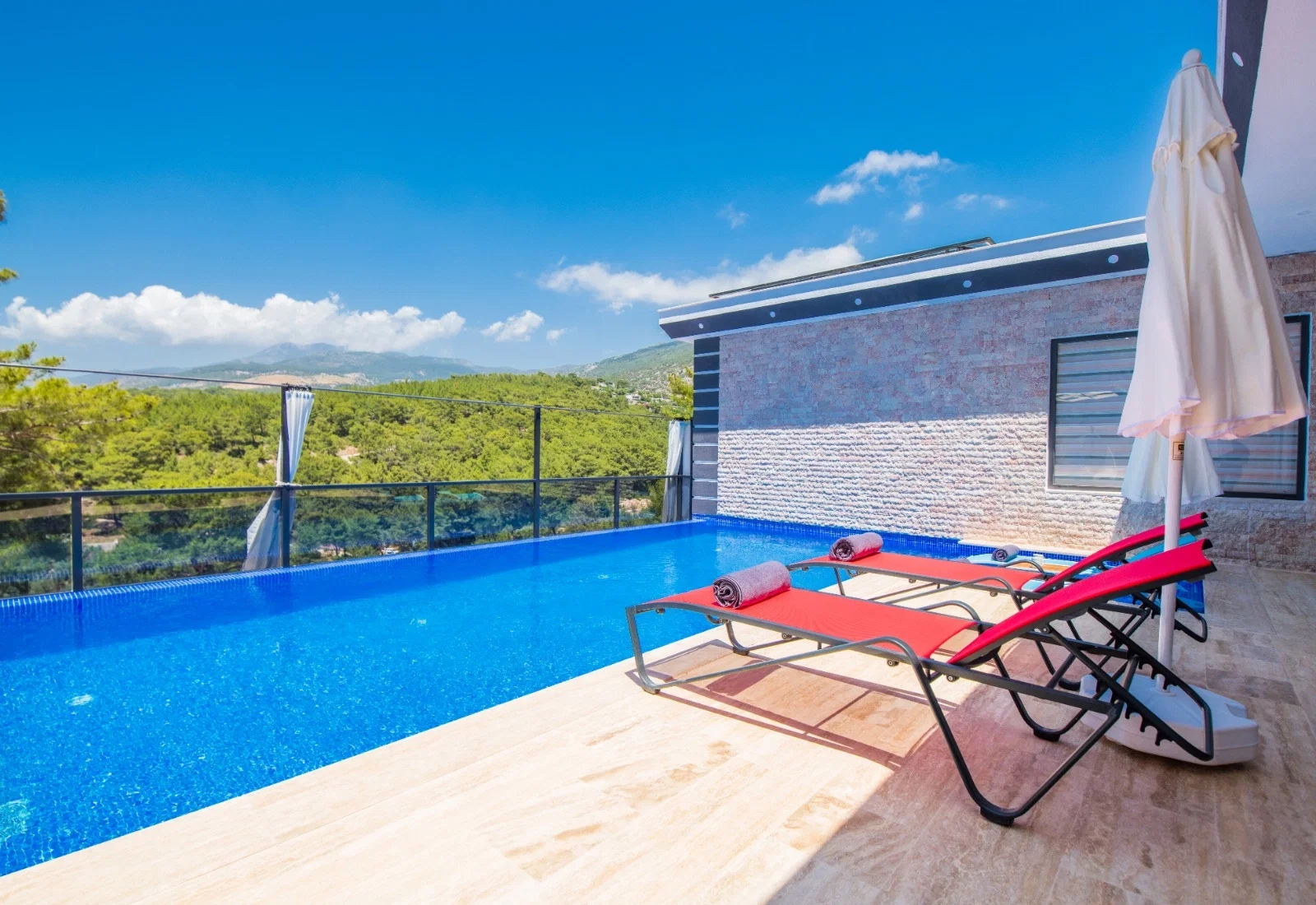 Kalkan’da Korunaklı, Isıtmalı Havuzlu, 2 Yatak Odalı, Kiralık Villa