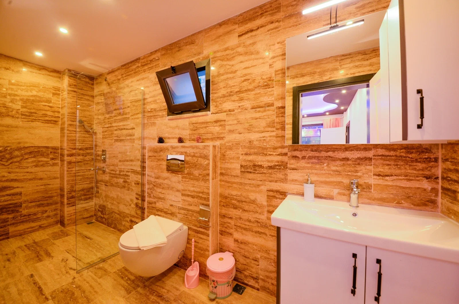 Kalkan’da Korunaklı, Isıtmalı Havuzlu, 2 Yatak Odalı, Kiralık Villa