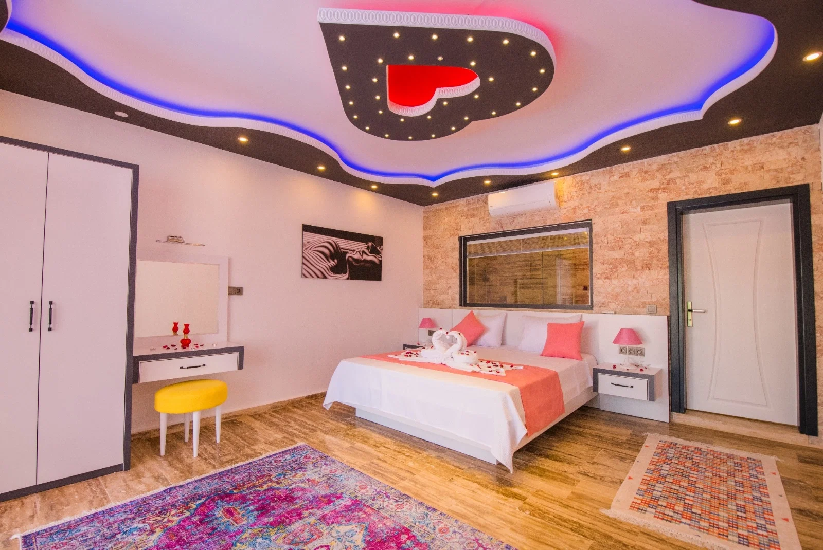 Kalkan’da Korunaklı, Isıtmalı Havuzlu, 2 Yatak Odalı, Kiralık Villa