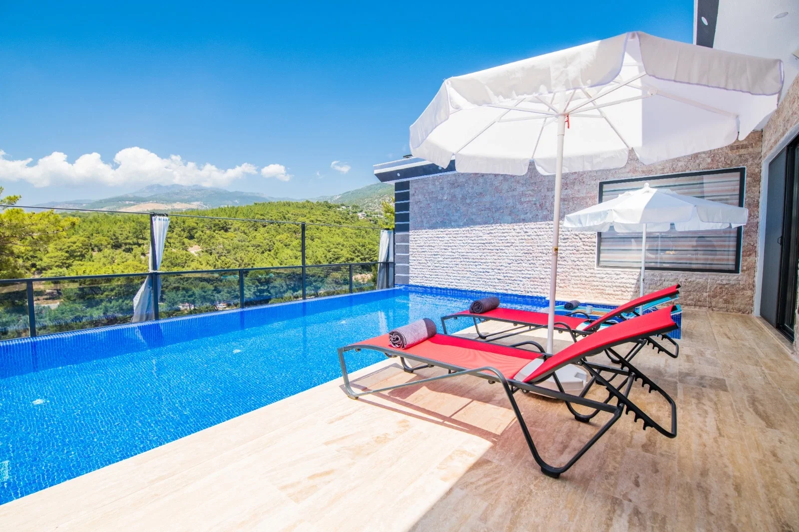 Kalkan’da Korunaklı, Isıtmalı Havuzlu, 2 Yatak Odalı, Kiralık Villa