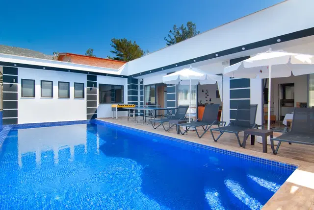 Korunaklı, Isıtmalı Havuzlu Kiralık Villa – Kalkan, 4 Kişilik